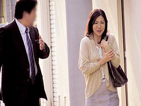 五十路四十路熟女ナンパ 最近、旦那とSEXレスな奥さんが声掛けされて背徳の浮気SEX生撮り4時間 サンプル動画サムネイル